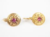 une photo d'une paire de boucles d'oreilles en or ornées de pierres roses