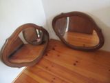 deux miroirs posés sur une table en bois