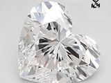 un gros plan d'un diamant en forme de cœur sur une surface blanche