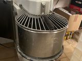 une photo d'un mixeur dans une cuisine où se trouvent de nombreuses boîtes