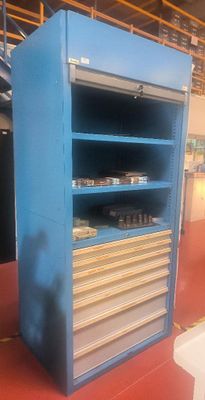 une armoire bleue dotée de nombreuses étagères