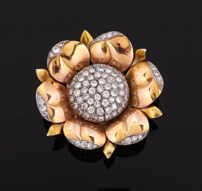 une broche en forme de fleur, en or et diamants, posée sur un fond noir