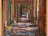 une peinture à l'huile représentant le couloir d'un immeuble avec une chaise jaune