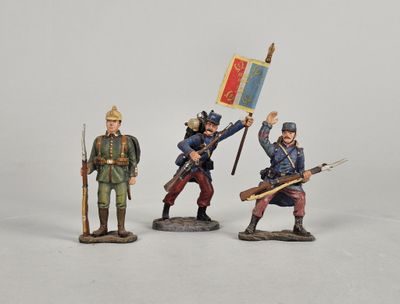 trois figurines de soldats tenant des drapeaux et se tenant côte à côte