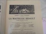 un livre ouvert avec l'image d'un homme et d'un chien