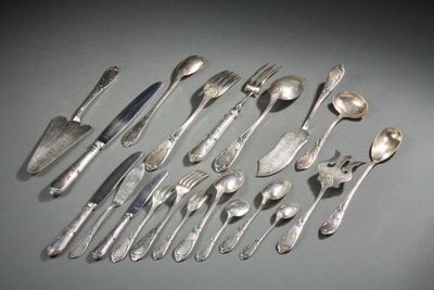 beaucoup de cuillères et de fourchettes sur la table