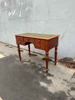 Bureau en noyer ouvrant par 5 tiroirs, pieds balustres, dess… (photo 2)