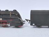 trois petits trains qui sont posés dans la neige