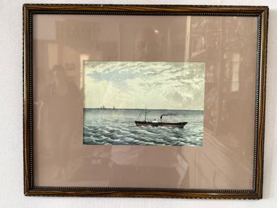 tableau représentant un bateau sur l'eau, encadré et accroché au mur