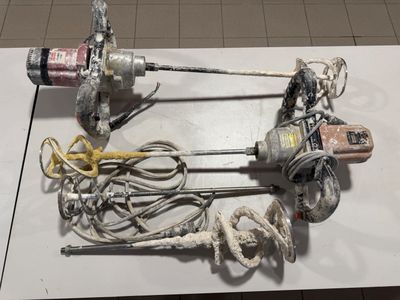 un grand nombre d'outils posés sur une table