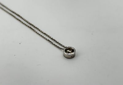 Collier en or blanc 750°/.(18K) orné d'un diamant taille mod…