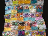 plusieurs types de cartes pokemon sur la table