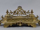 une image représentant une assiette en or ornée d'un motif décoratif