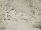 une image représentant le dessin d'une femme nue allongée par terre