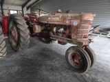 un tracteur garé à l'intérieur d'un bâtiment