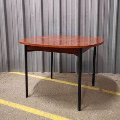 Table ronde de repas, extensible par une rallonge centrale papillon. D