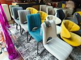 un grand nombre de chaises dans une pièce