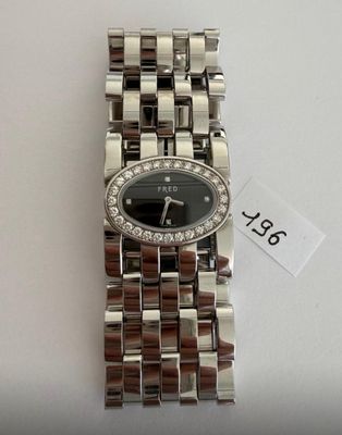 une photo d'une montre-bracelet dont le bracelet est orné de diamants