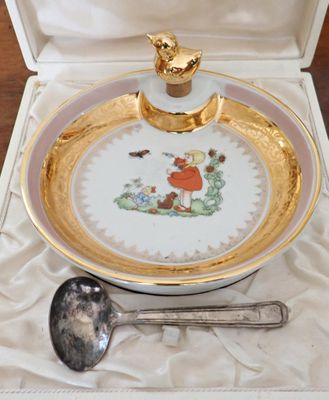 une assiette avec une cuillère et un repose-cuillère dans une boîte