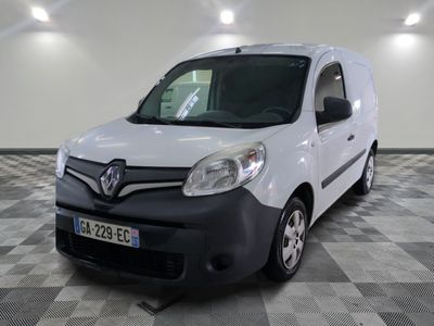 la photo d'une camionnette blanche garée dans une pièce