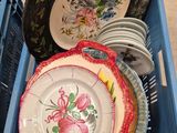 de nombreuses assiettes et bols dans une caisse bleue