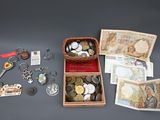 un panier rempli de pièces de monnaie et d'autres objets posé sur une table