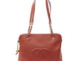 un sac à bandoulière Chanel en cuir rouge avec des anses en chaîne dorée