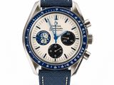 gros plan d'une montre sur fond blanc