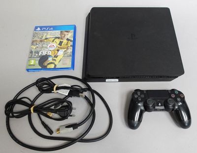 une console de jeu vidéo et un contrôleur de jeu sur une table