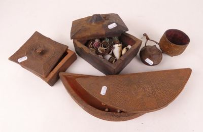 une petite boîte en bois contenant de nombreux objets
