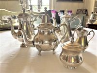 LOT DE METAL ARGENTE divers comprenant verseuse, théière, pl…