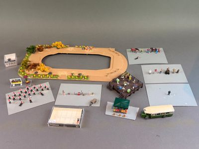 beaucoup de rails de train miniature et de cartes sur la table