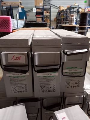 plusieurs cartons sont empilés les uns sur les autres dans un entrepôt