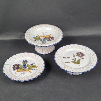 Lot de 3 coupes sur pied en faïence émaillé polychrome à déc…