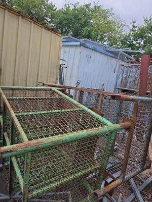 une cage posée par terre devant un immeuble