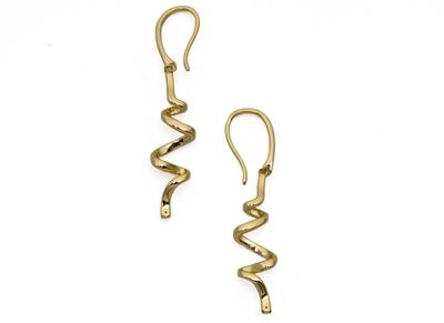 une paire de boucles d'oreilles en or sur fond blanc