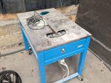 une petite table sur laquelle se trouve un tiroir bleu