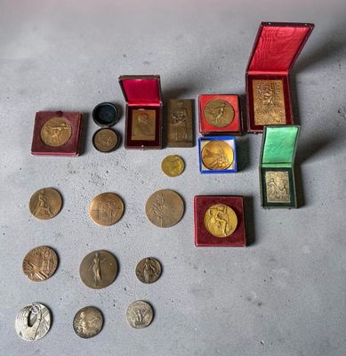 beaucoup de pièces d'or et d'argent dans une boîte rouge
