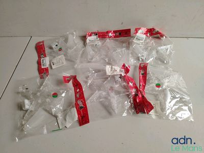 beaucoup de sacs en plastique ornés de rubans rouges