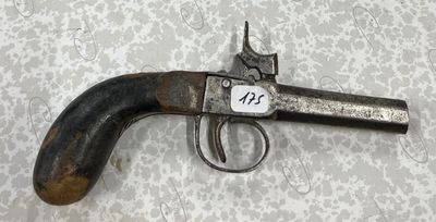 un vieux pistolet muni d'une étiquette, posé sur une table