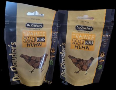 deux sachets de friandises pour poulet sur fond noir