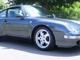 une Porsche grise garée sur un parking