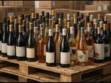 de nombreuses bouteilles de vin sur une palette dans un entrepôt