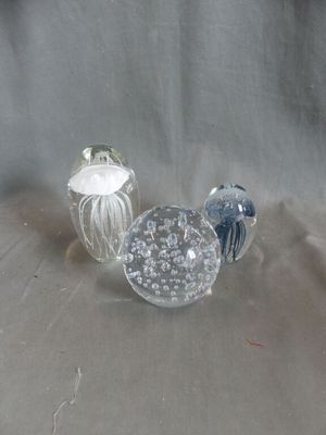 trois vases en verre posés sur une table