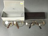 deux paires de lunettes et un étui posés sur une table