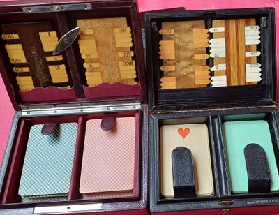 quatre bagages posés sur une table