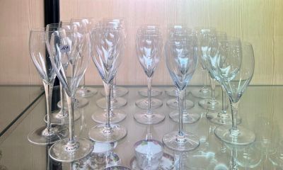 de nombreux verres à vin posés sur une table en verre