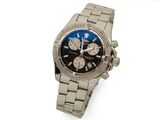 une montre en argent avec un cadran bleu sur fond blanc