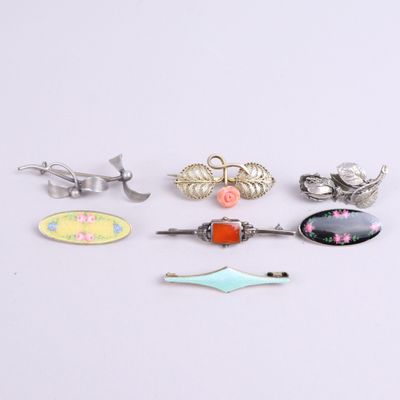 plusieurs types de broches et d'épingles disposés sur un fond blanc