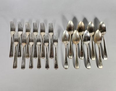 de nombreuses fourchettes et cuillères alignées les unes à côté des autres